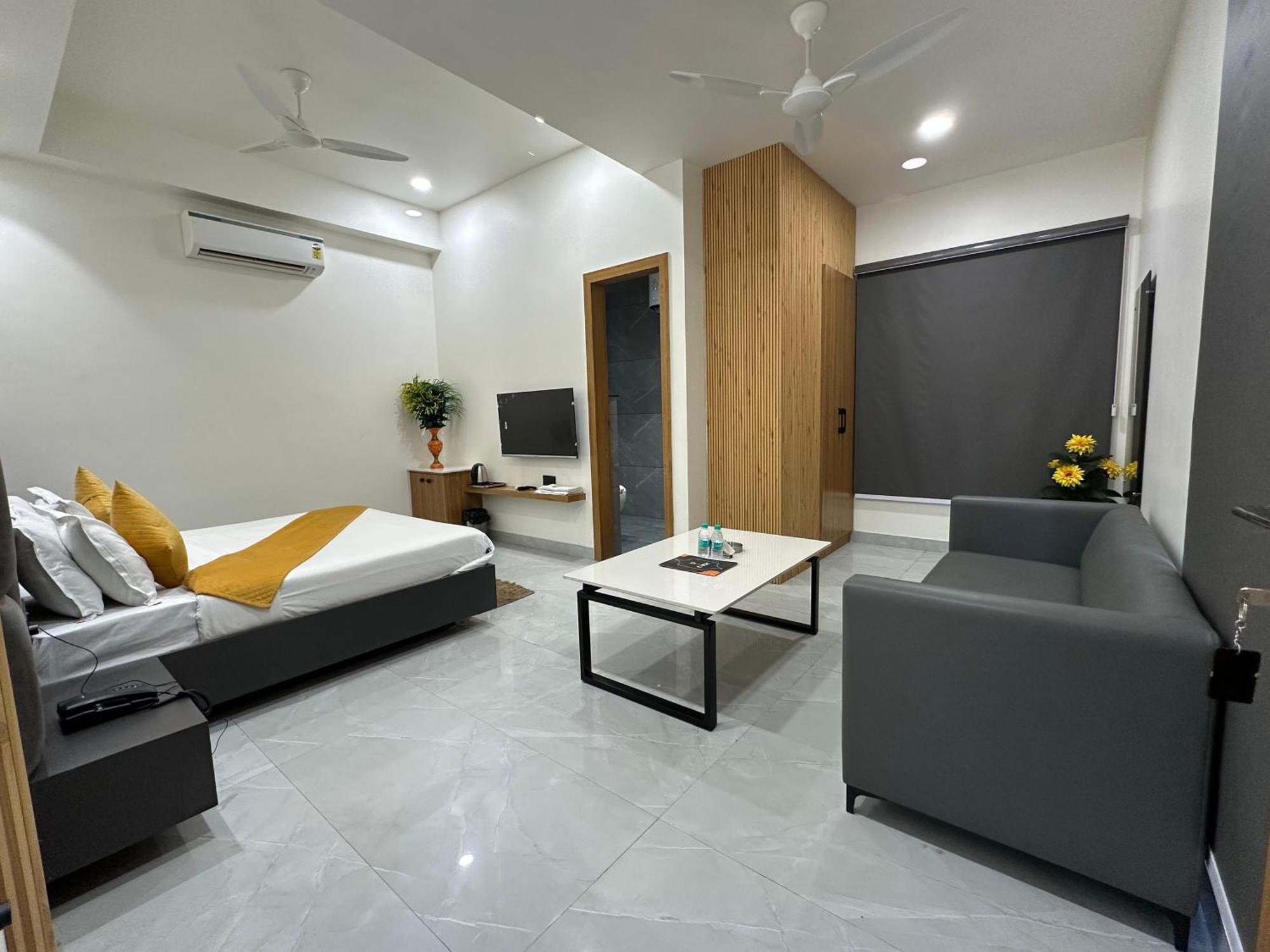Hotel Sky Way Inn Hisār Exterior foto